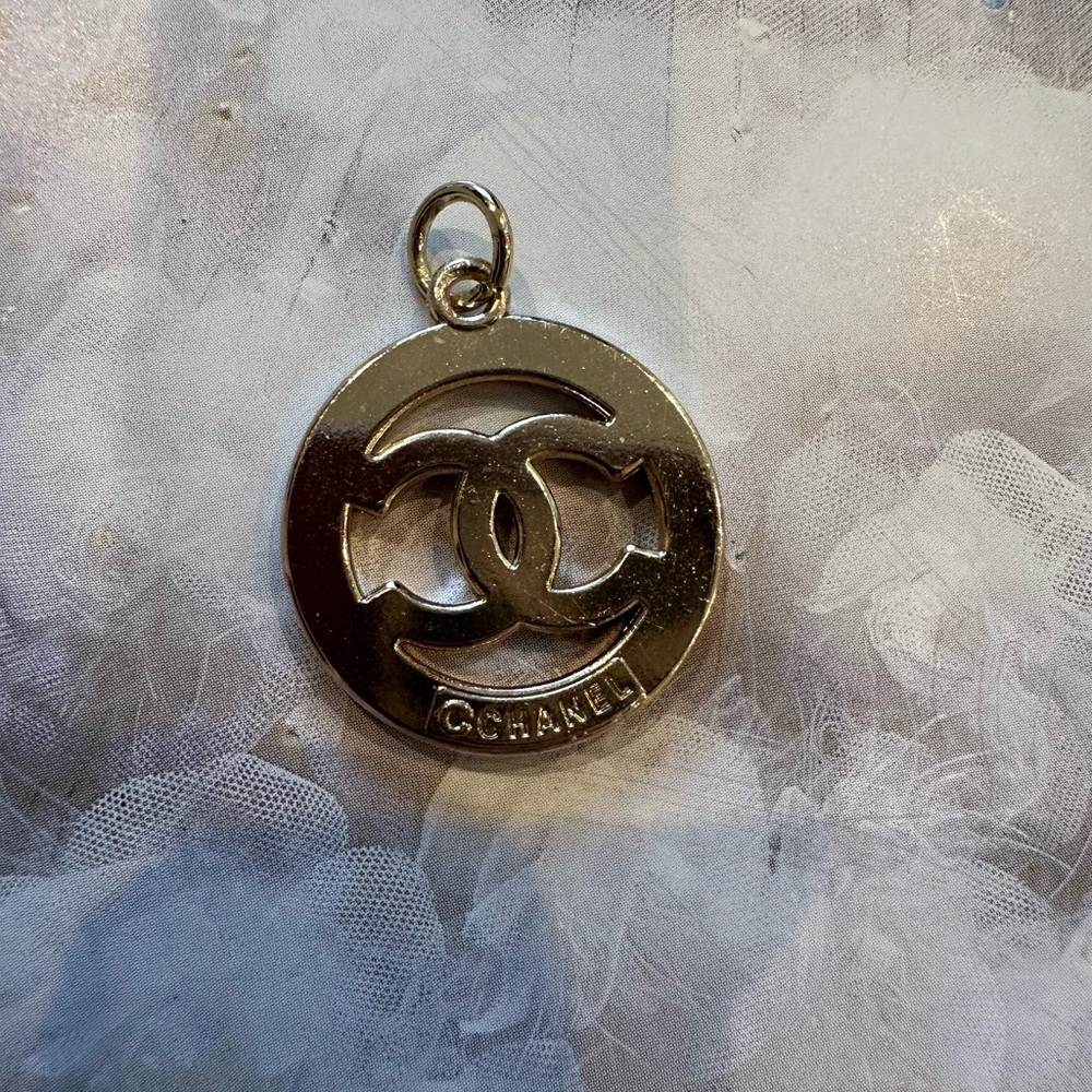 Chanel Stamped Gold Tone Crystal Cutout Zipper Pull Button Charm. - Picture 4 of 5